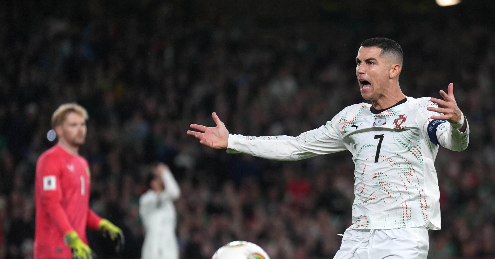 Ronaldo sieht erstmals in seiner Nationalteam-Karriere Rot.