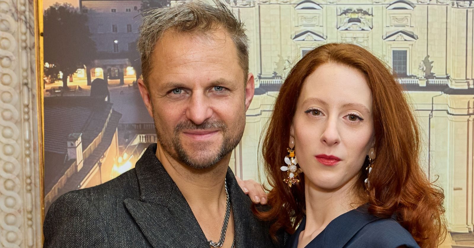 Roxane Duran und Philipp Hochmair bei der Präsentation der neuen „Jedermann“-Besetzung 2026 in Wien.