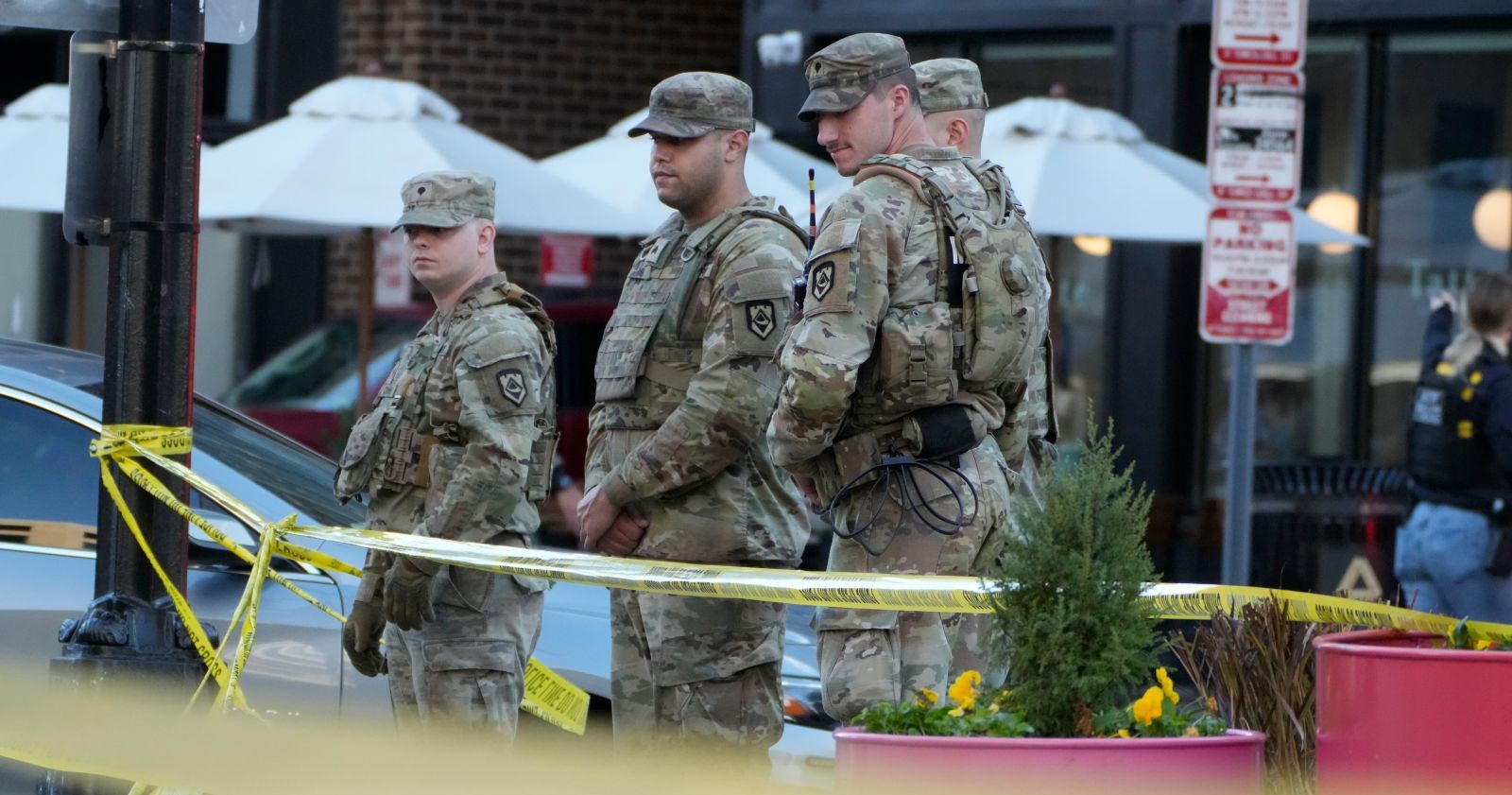 Mitglieder der US-Nationalgarde sichern den Tatort unweit des Weißen Hauses in Washington nach dem Schusswaffenangriff auf zwei Soldaten.