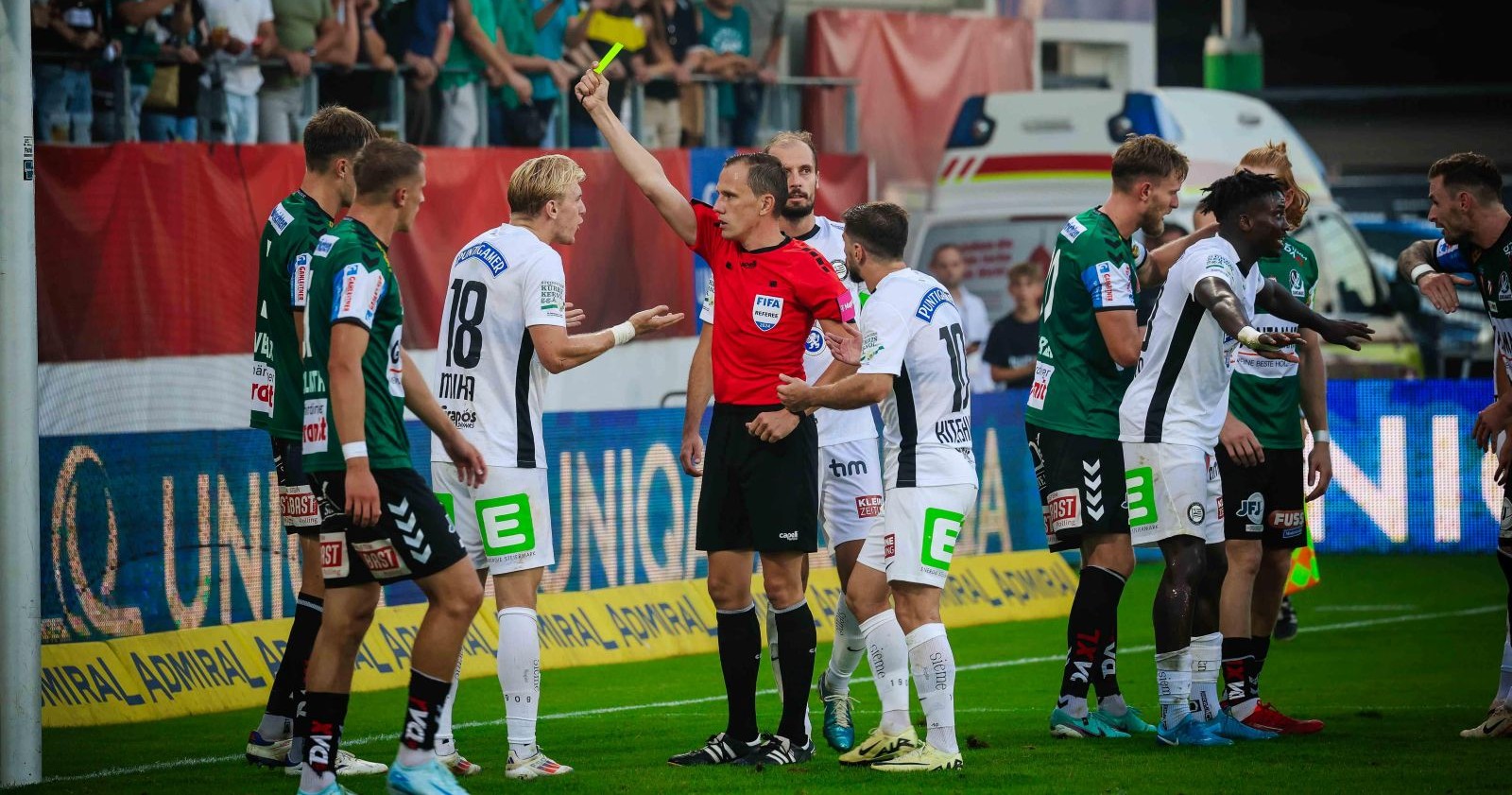 Ried im Innkreis, AUT, Unterwegs in Oberösterreich, SV Guntamatic Ried - SK Puntigamer Sturm Graz, Österreichischer Fußball-Bund, UNIQA ÖFB Cup, 2. Runde, im Bild Strafraumszene, Karten, Schiedsrichter, Sebastian Gishammer