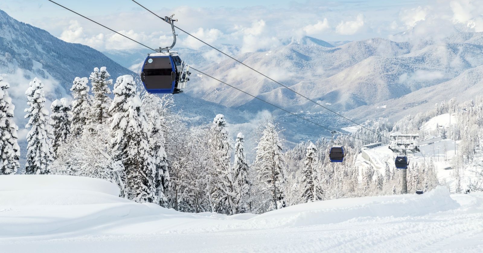 Skilift in verschneiter Landschaft