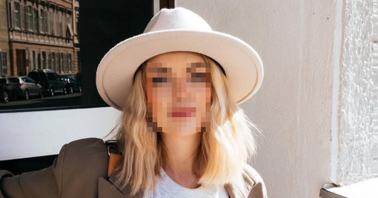 Porträt einer jungen Frau mit blondem Haar und hellem Hut, aufgenommen im Tageslicht vor einer Hausfassade – die vermisste Stefanie P. aus Graz.