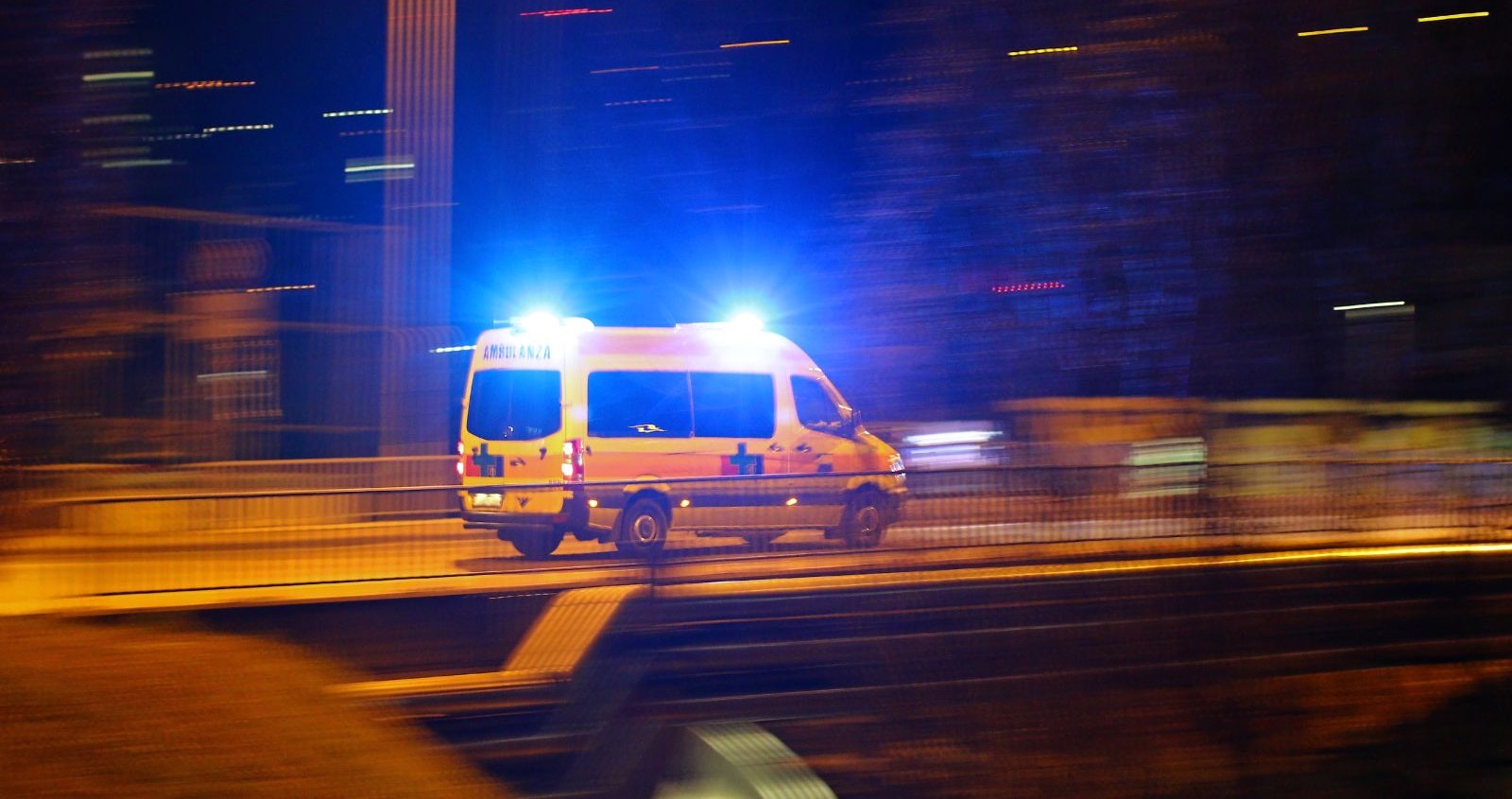 Ein Rettungswagen auf dem Weg zu einem Einsatzort.