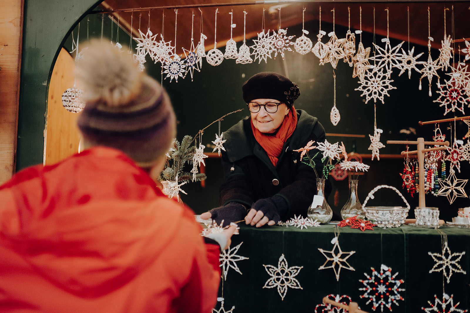 Verkäuferin am Adventmarkt | Credit: tinaszabophotography