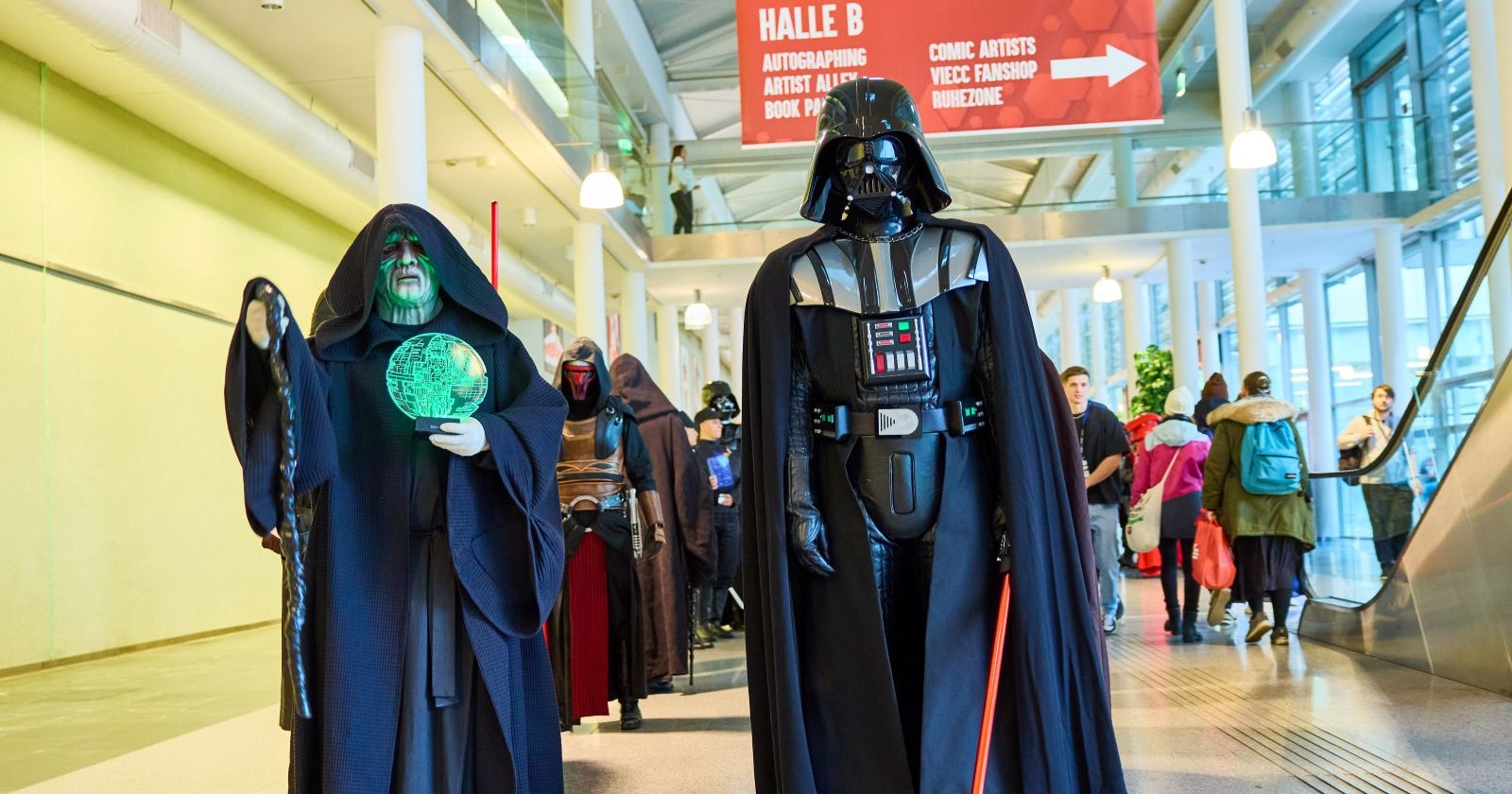 Zwei Männer im Kostüm der Star-Wars-Figuren Sheev Palpatine (Darth Sidious) und Darth Vader auf der Vienna Comic Con
