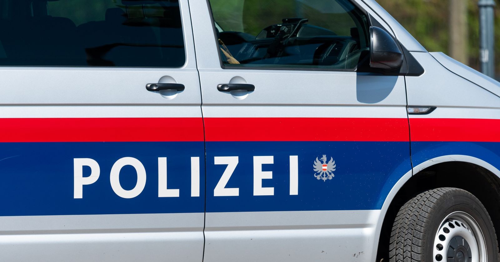 Ansicht eines Polizeibusses des Modells &quot;VW-Transporter&quot; der österreichischen Polizei