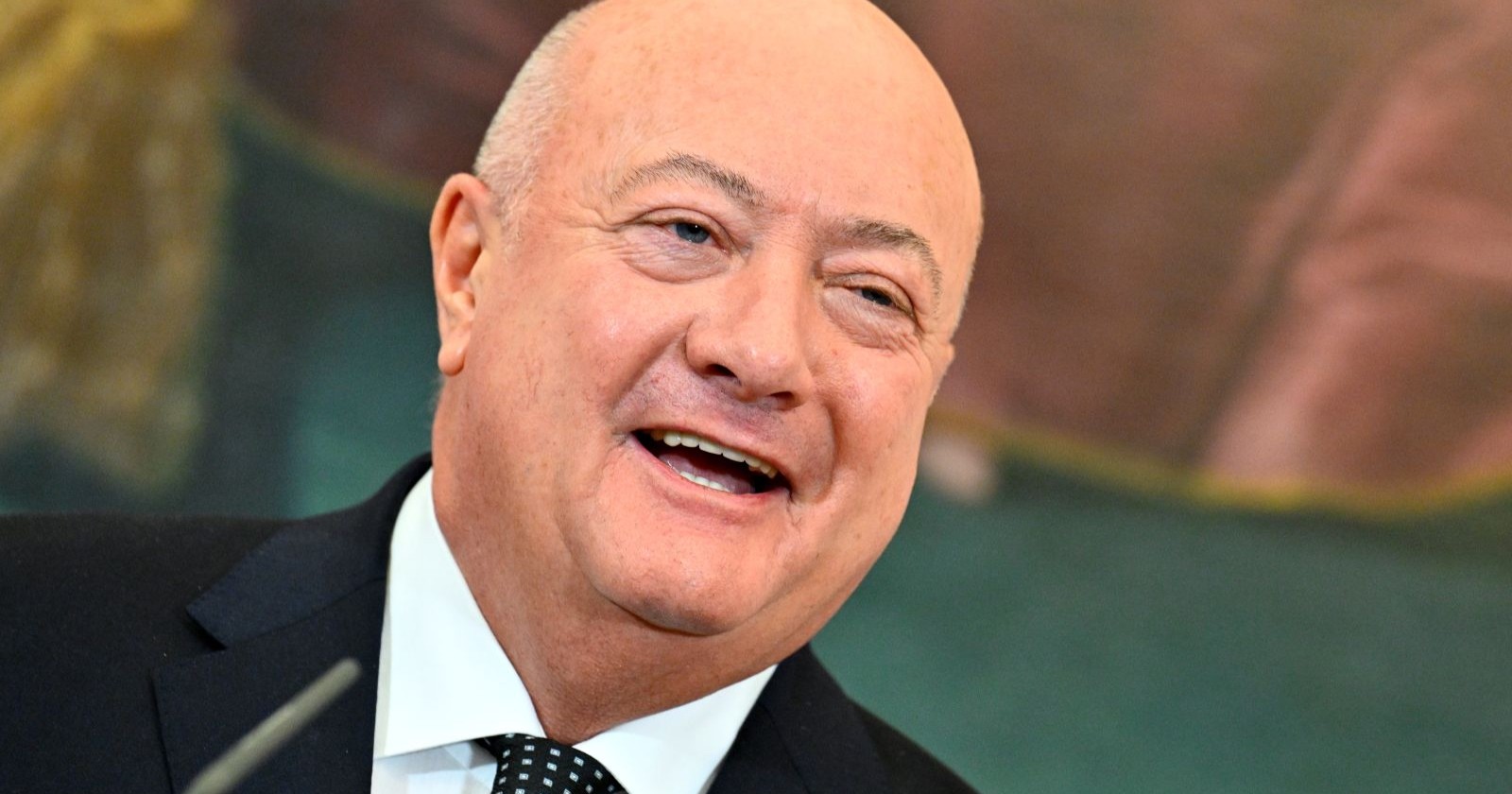 Christian Stocker lächelt während eines öffentlichen Auftritts nach seiner erfolgreichen Rückenoperation.