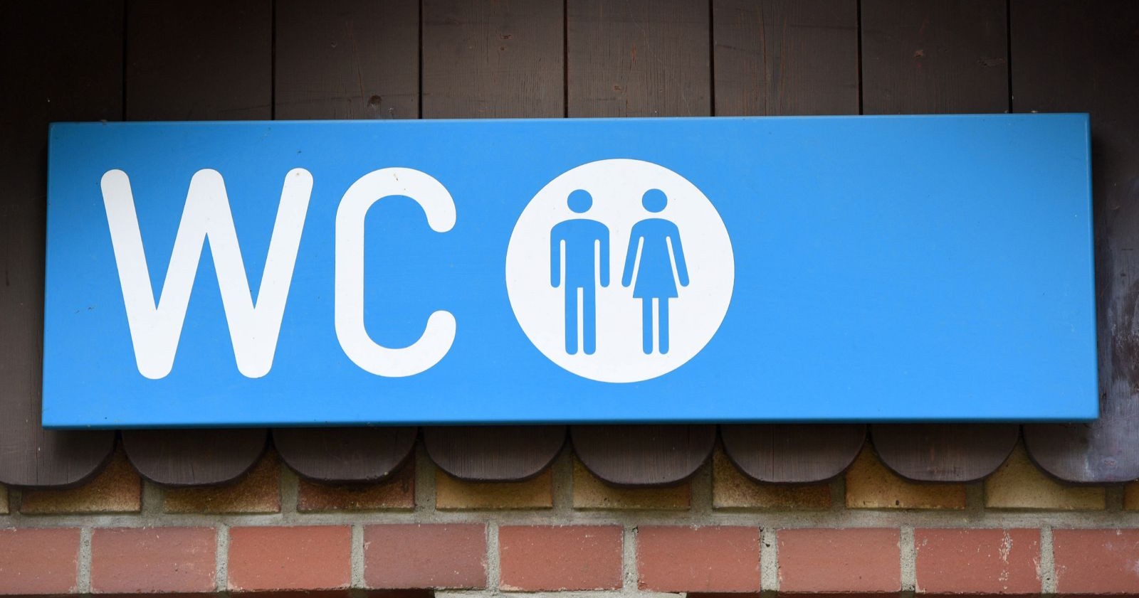 Ein Schild mit Aufschrift WC weist zu den Toiletten.