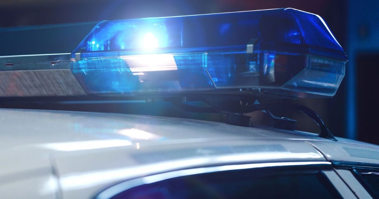 Polizeisirene welche eingeschaltet in grellem weiß-blauem Licht leuchtet