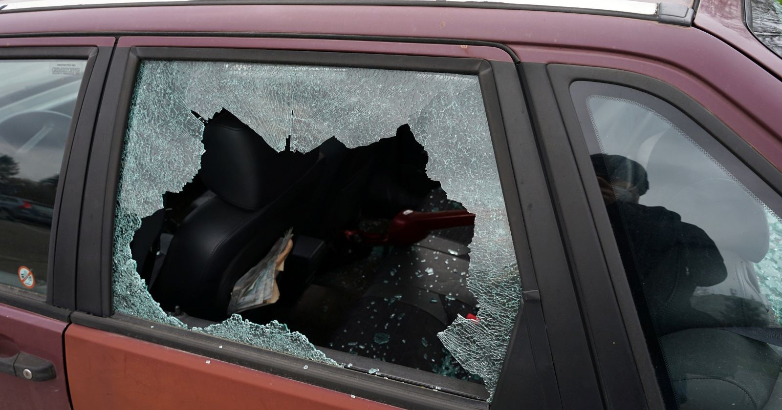 Eingeschlagene Scheibe eines Autos, Themenbild für den Einbruch in einen Pkw in Wien Brigittenau