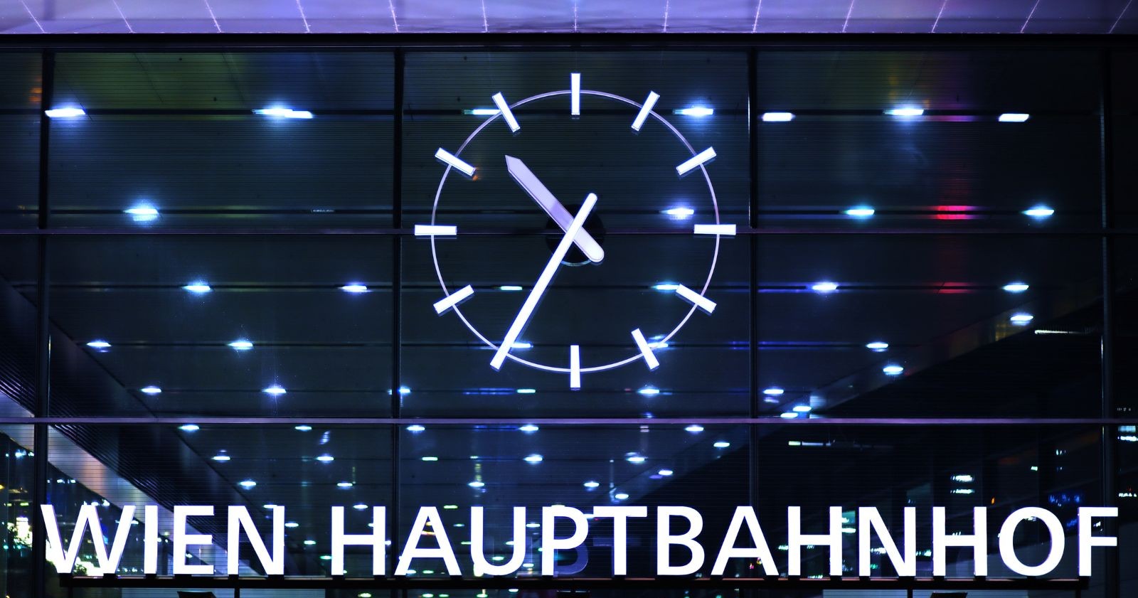 Außenansicht des Wiener Hauptbahnhofes am Abend