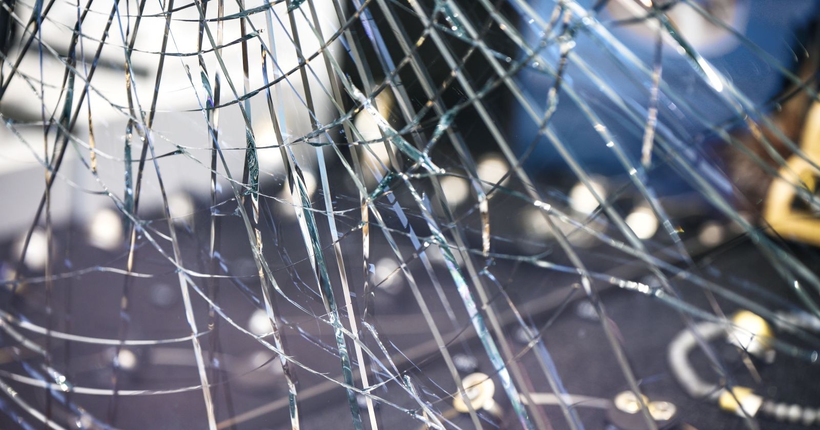 Zerbrochenes Fenster eines Juweliergeschäfts, versuchter Einbruch oder Vandalismus