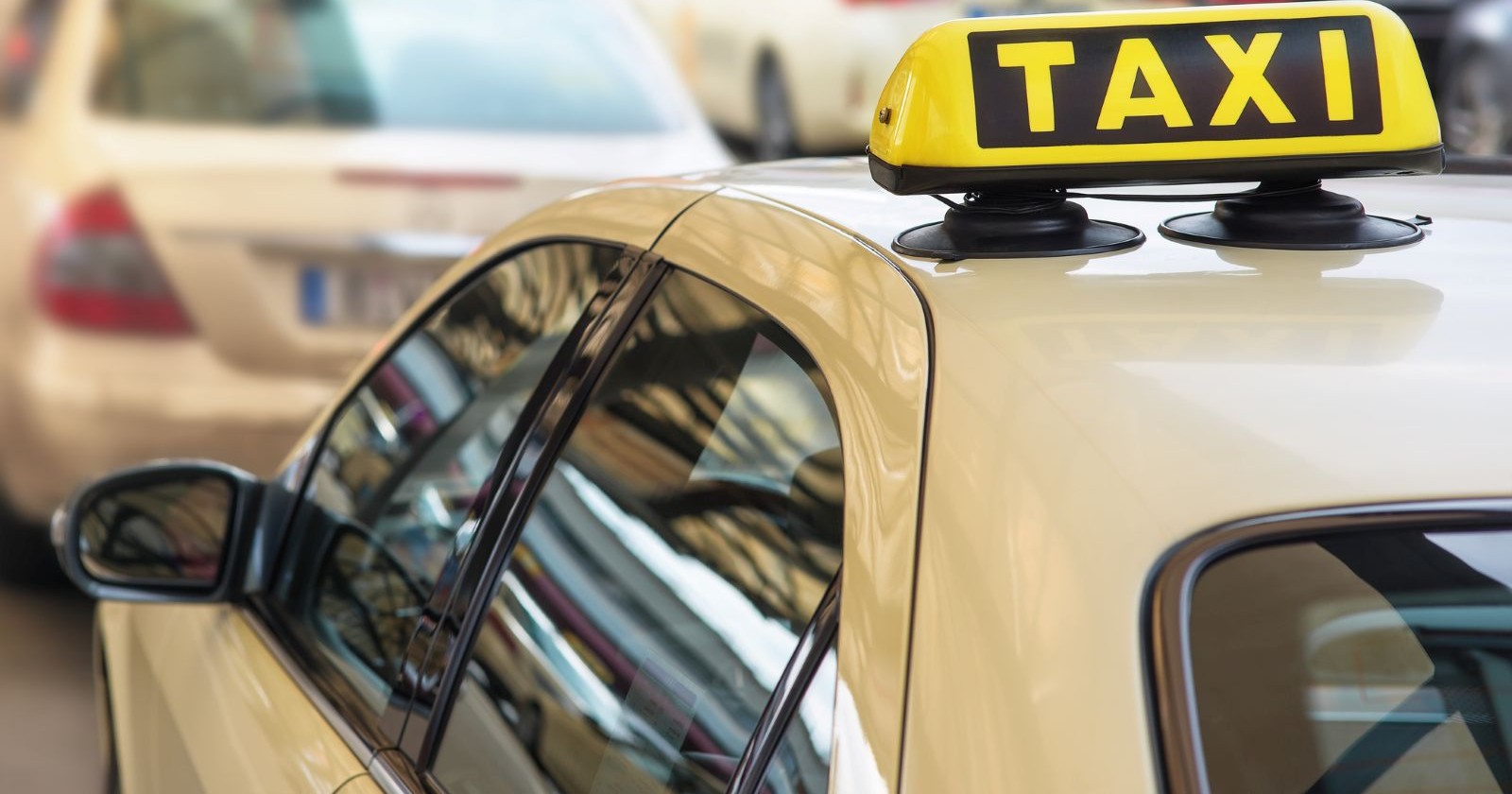 Taxischild auf dem Dach eines Autos der Firma Mercedes in der österreichischen Hauptstadt Wien
