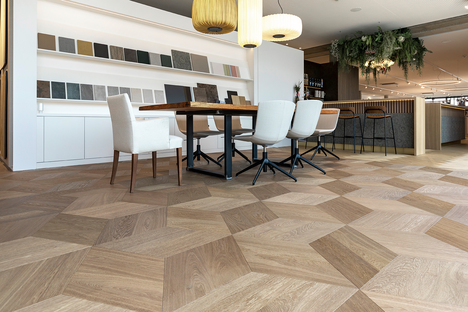 Schreibtisch mit weißen Bürostühlen | Credit: Raumausstattung Wiesinger