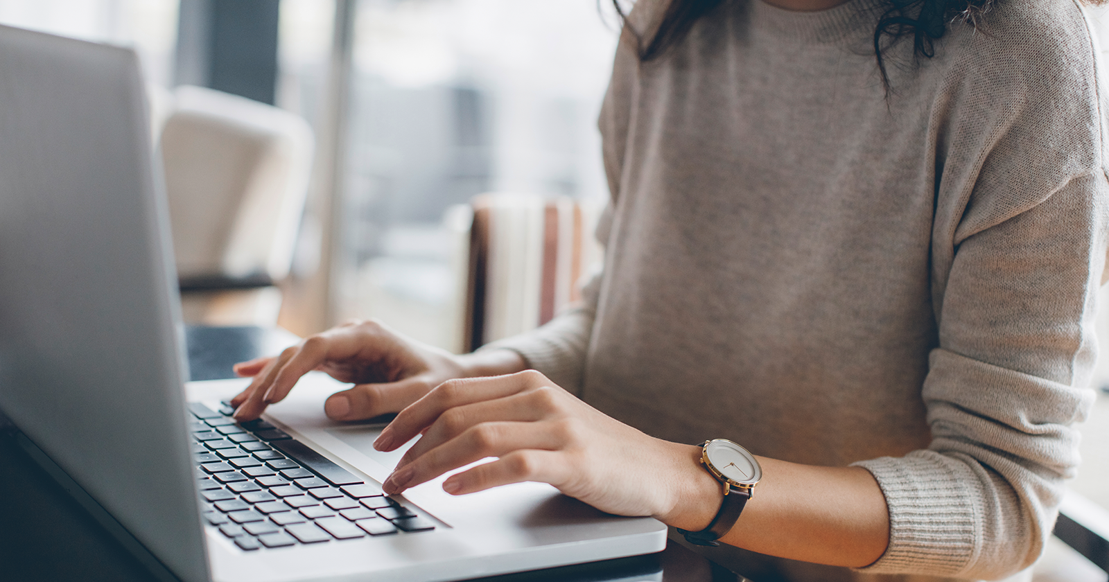 Frau tippt auf Laptop | Credit: WIFI OÖ