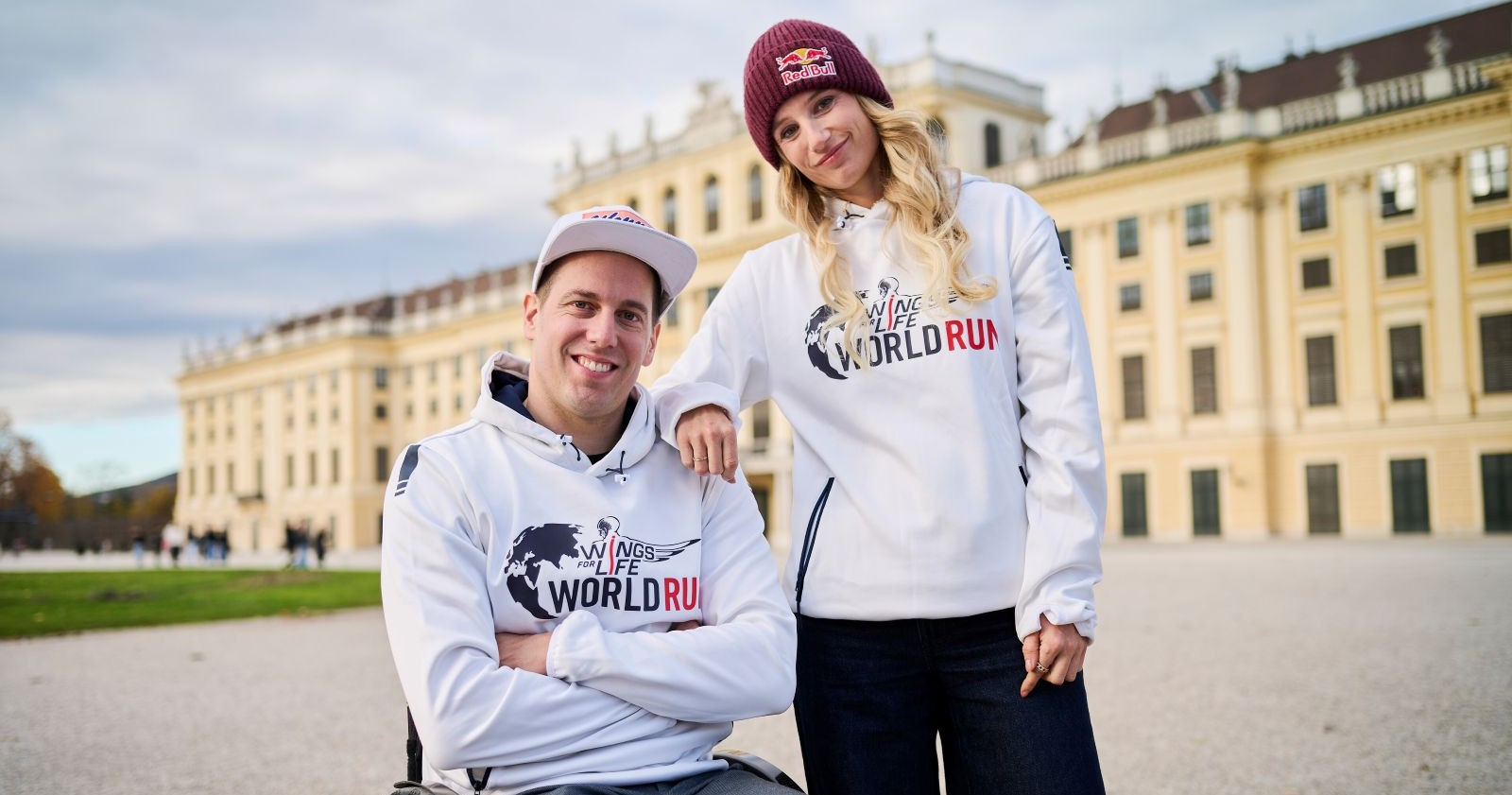 Anna Gasser und Lukas Müller während eines Fotoshootings für den Wings For life Run vor dem Schloss Schönbrunn in Wien