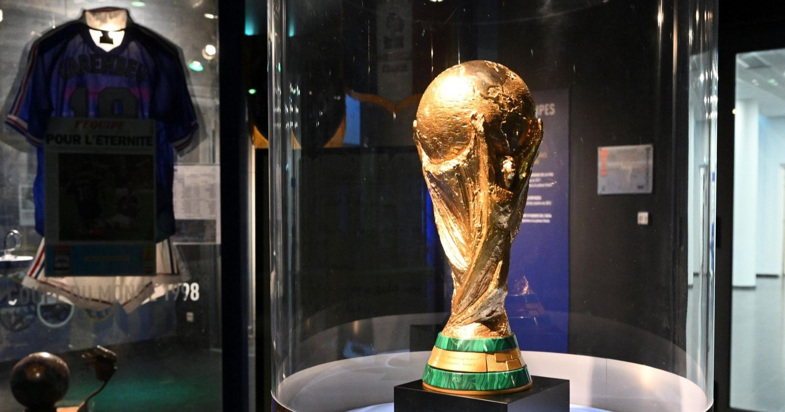 Ansicht des FIFA-Weltnmeisterschaftspokals in einem französischen Museum