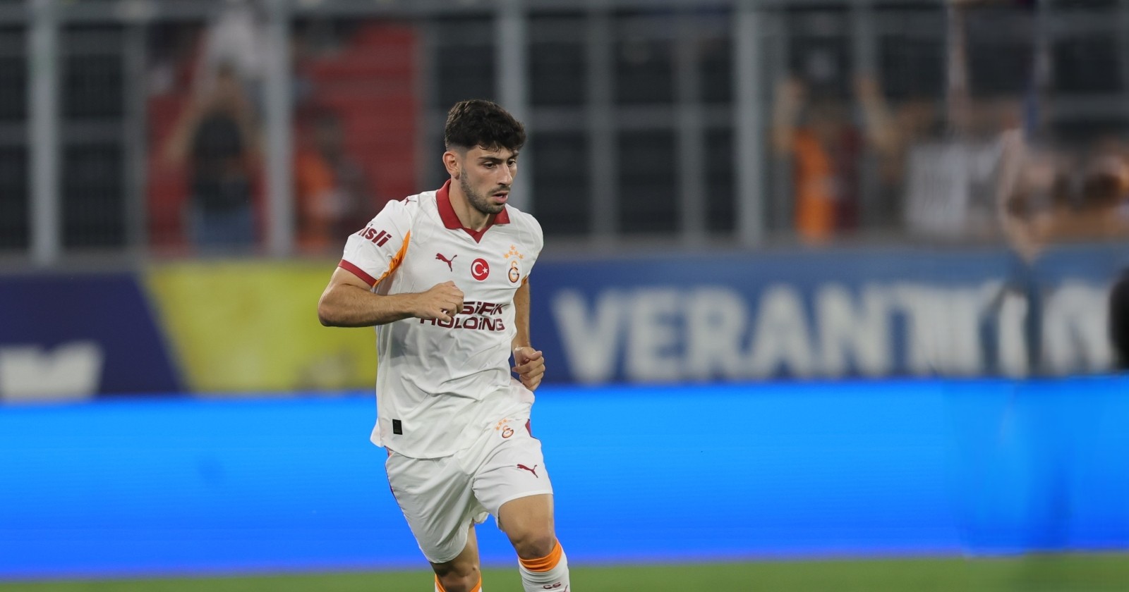 Yusuf Demir wird nach nur 33 Minuten von Okan Buruk ausgewechselt.