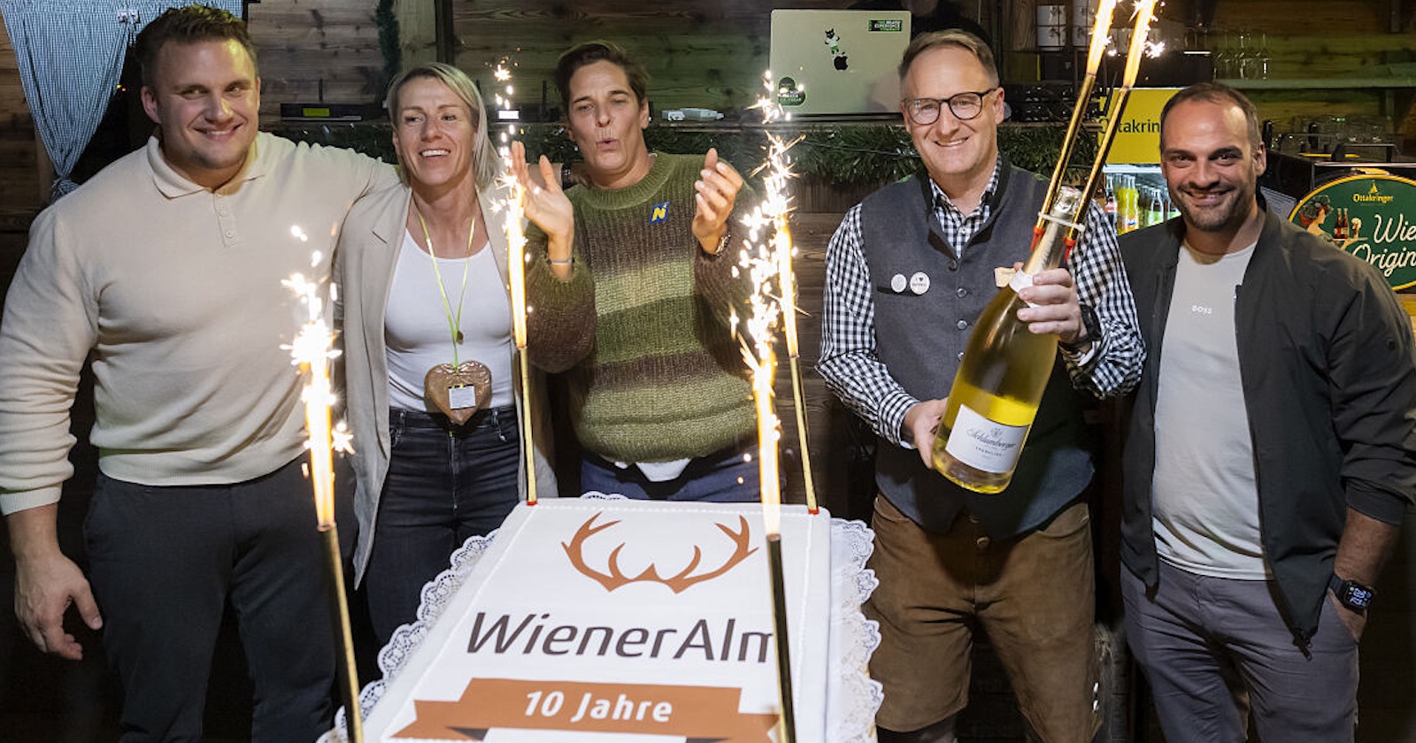 Promis feiern mit der Jubiläumstorte in der Wiener Alm