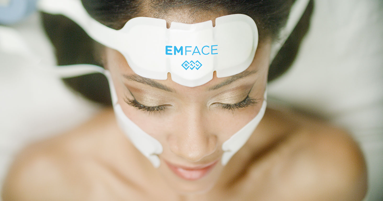 Frau bei Beauty-Treatment | Credit: EMFACE
