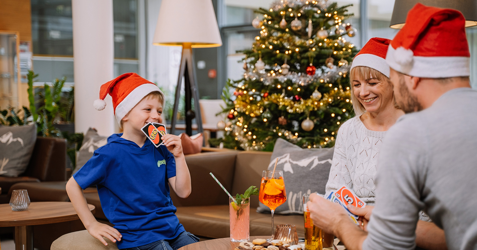 Glückliche Familie mit Weihnachtsmützen | Credit: Auszeit ****Hotel St. Lambrecht