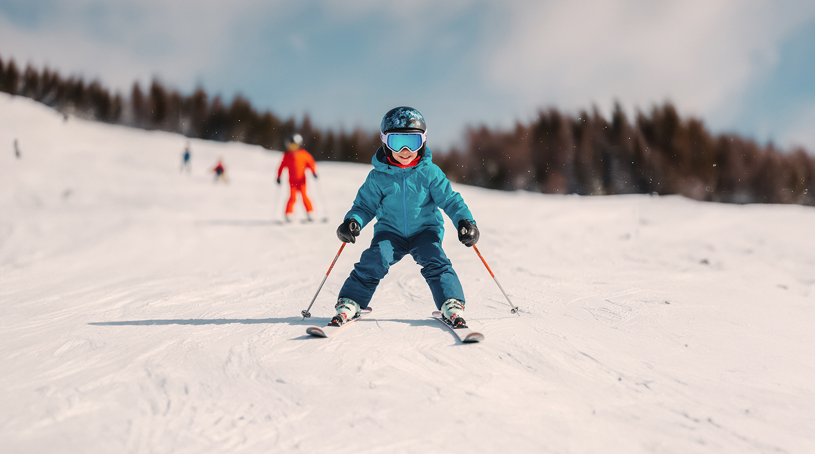 Kleines Kind im Schneepflug auf der Skipiste | Credit: AdobeStock/GreenMOM