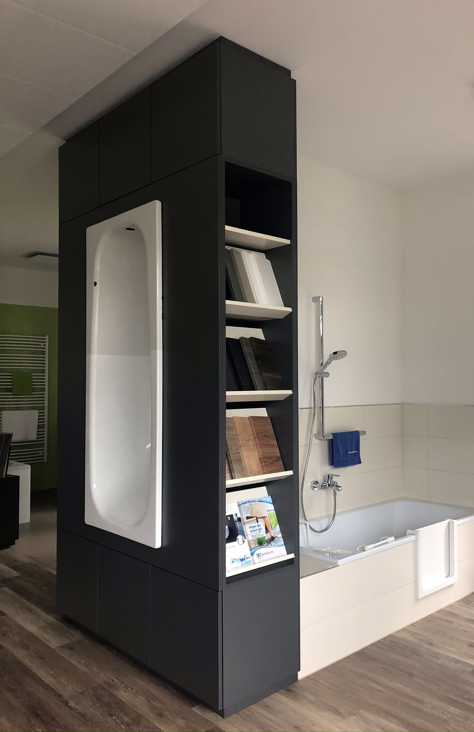 Schauraum mit Badezimmer-Einrichtungen | Credit: bazuba