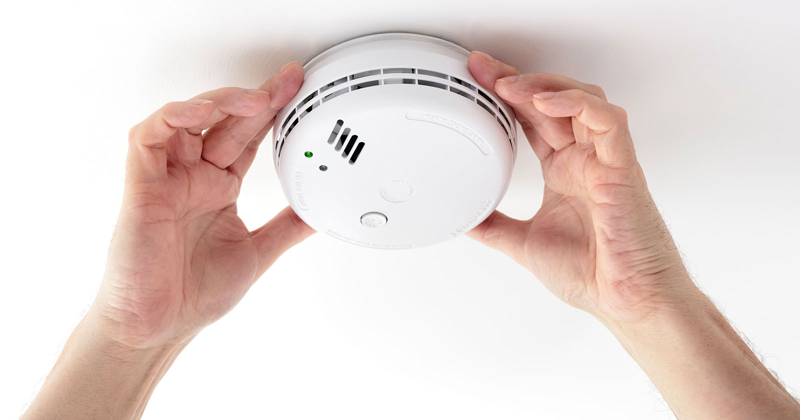 Rauchmelder an der Decke eines Zimmers | Credit: iStock.com/BrianAJackson