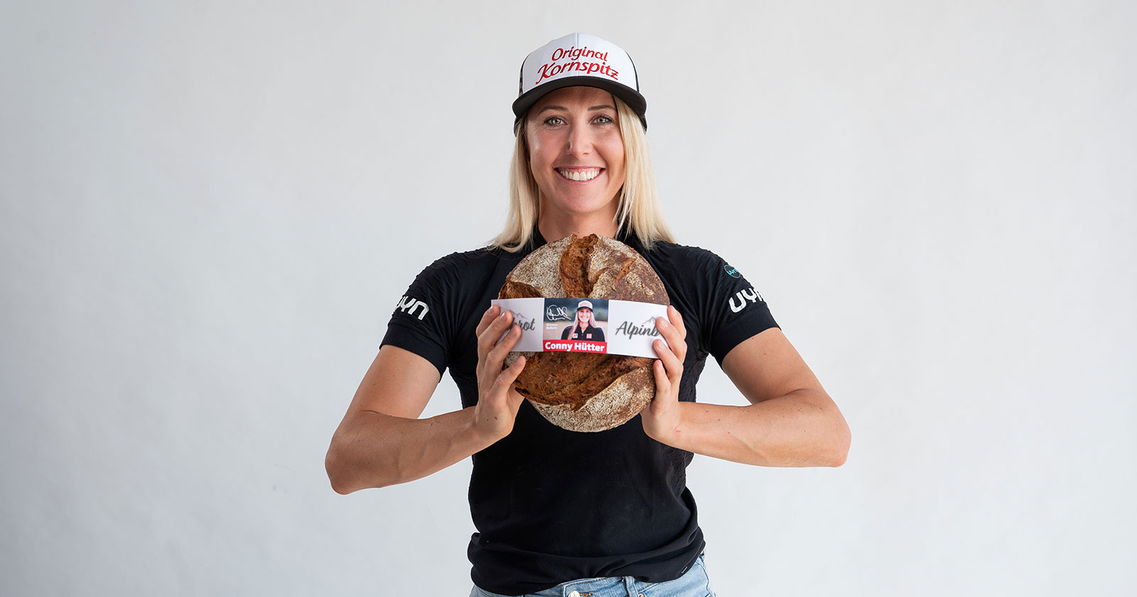 Conny Hütter mit einem Laib Brot in der Hand | Credit: backaldrin
