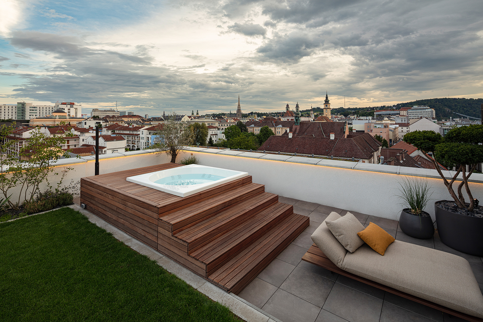 Outdoor-Pool mit Aussicht | Credit: Delfin Wellness/Fotostudio Martin Eder