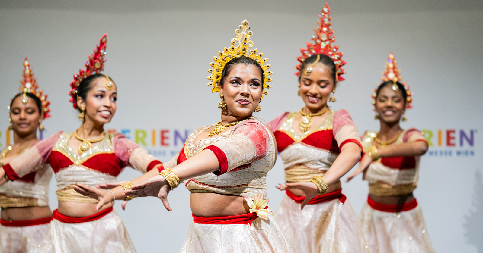 Thailändische Tänzerinnen auf der Bühne | Credit: Livio Raffaele Stella