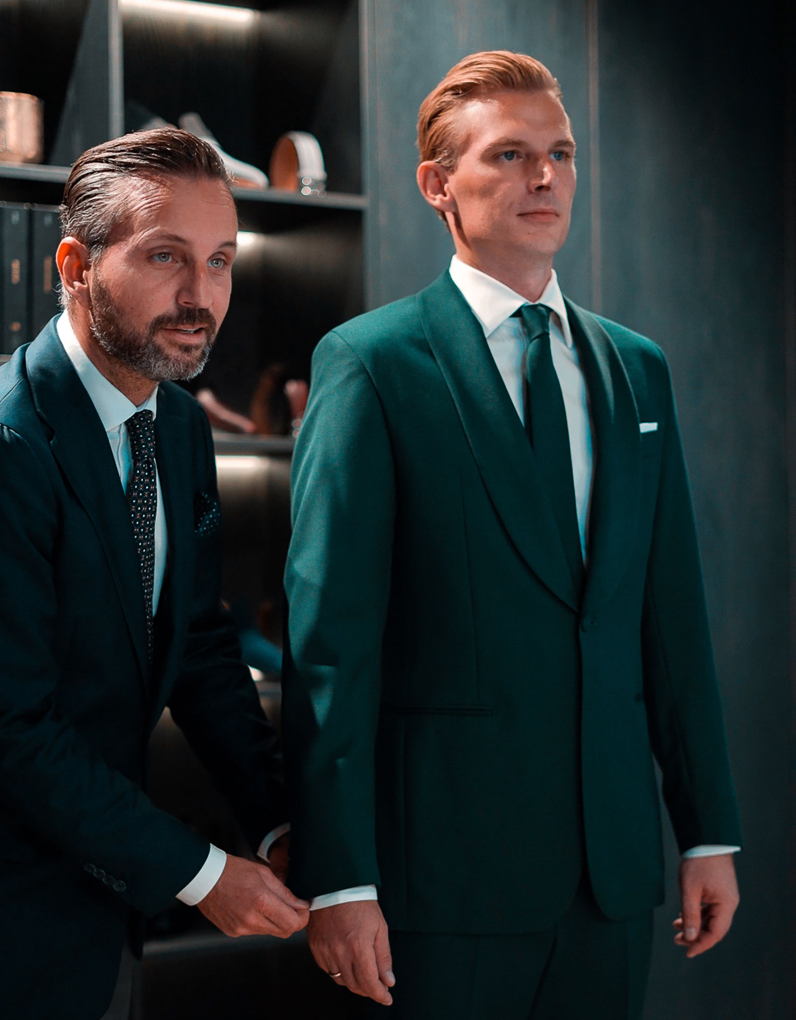 Klaus bei der Anprobe mit einem Kunden | Credit: Finleys – Traditional Tailoring