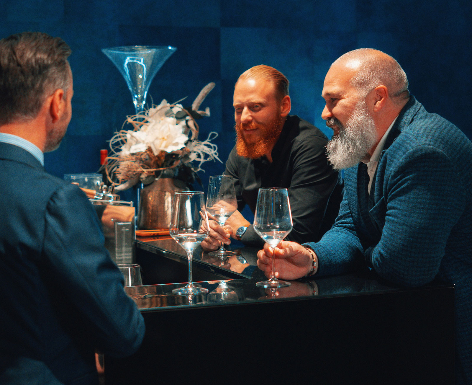 Herrenrunde an der Bar bei einem Glas Whisky | Credit: Credit: Finleys – Traditional Tailoring