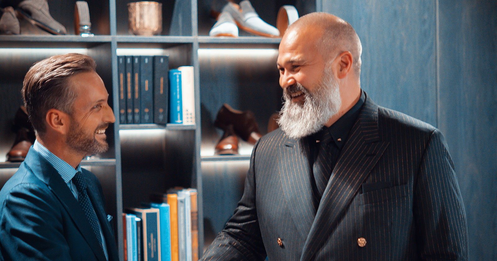 Klaus Hauer bei der Begrüßung eines Kunden | Credit: Finleys – Traditional Tailoring