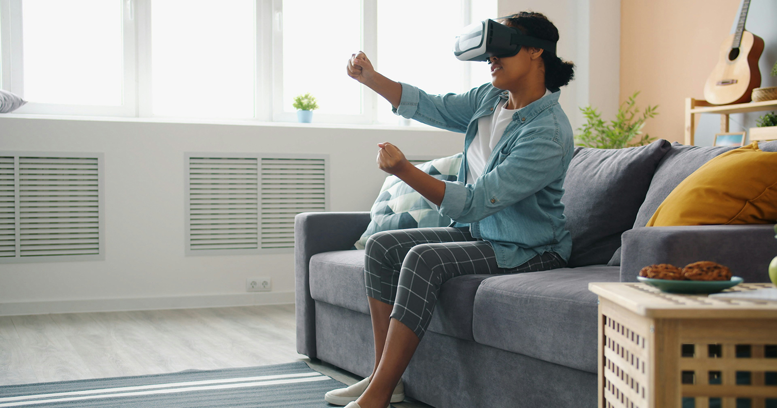 Frau mit VR-Brille beim Gaming | Credit: Unsplash/Vitaly Gariev