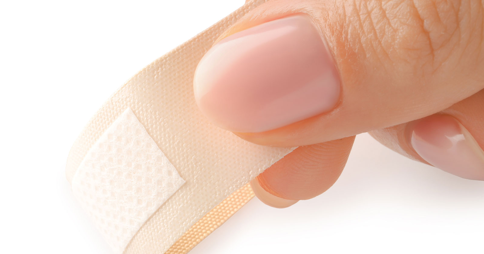 Frau zieht Pflaster ab | Credit: iStock.com/Liudmila Chernetska