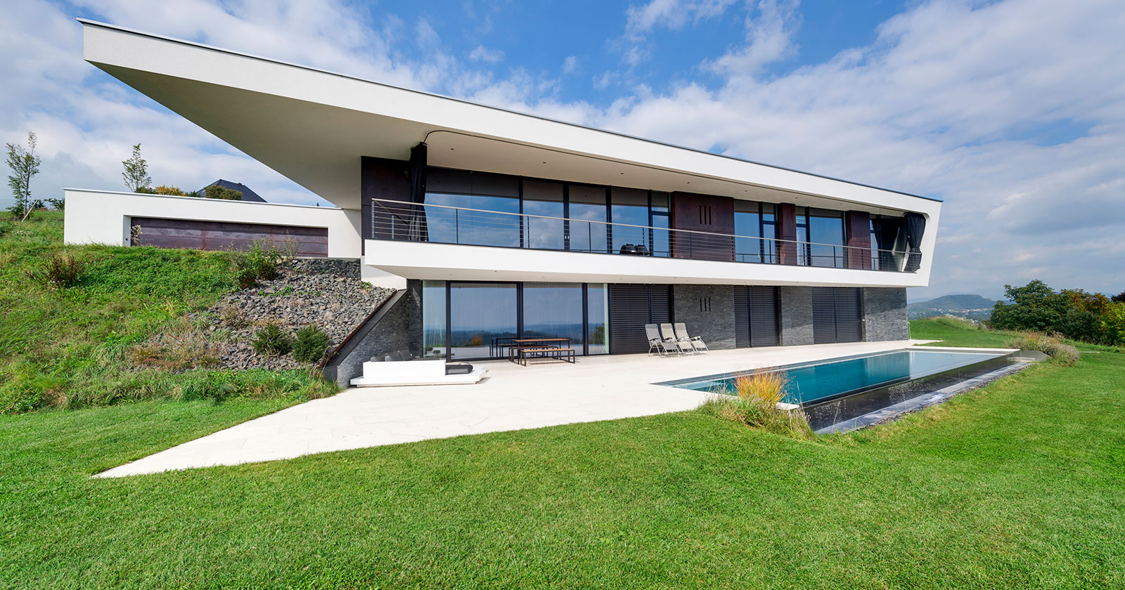 Modernes Wohnhaus mit schrägem Flachdach | Credit: Michaela Begsteiger