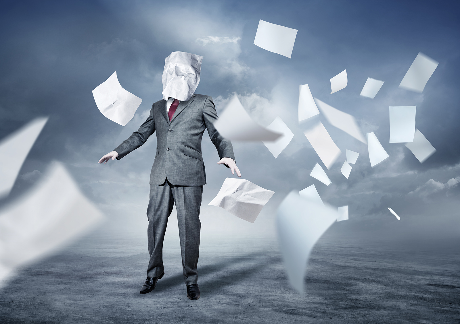 Mann bekommt herumfliegende Blätter ins Gesicht geweht | Credit: solarseven/iStock/Getty Images Plus