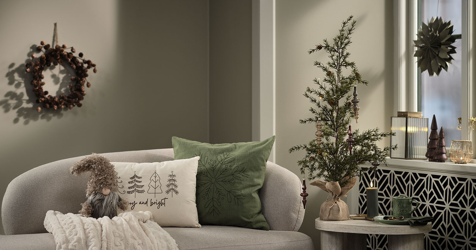 Weihnachtlich geschmücktes Wohnzimmer | Credit: JYSK