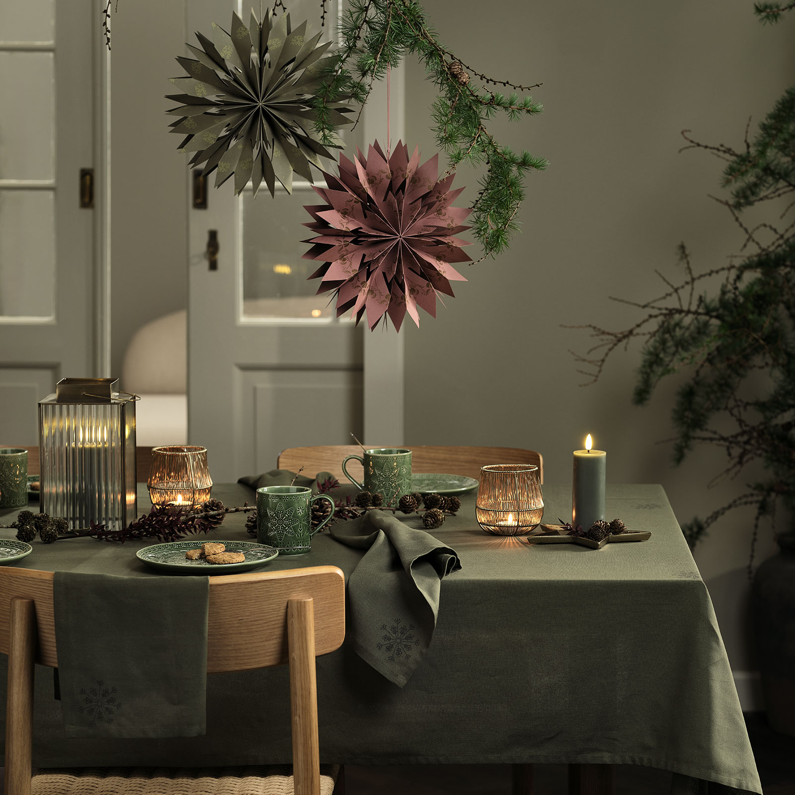 Weihnachtlich geschmücktes Esszimmer | Credit: JYSK