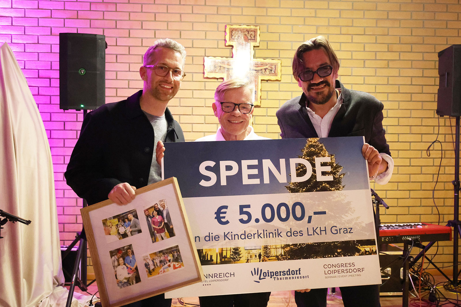 Drei Männer mit einem Spendenscheck in der Hand | Credit: TRL