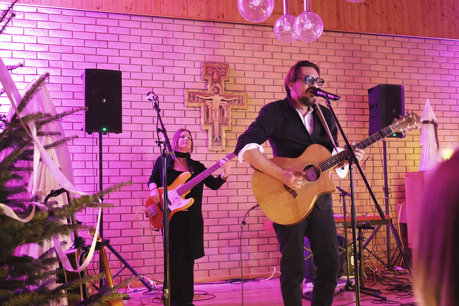 Mann und Frau spielen Gitarre auf der Bühne | Credit: TRL