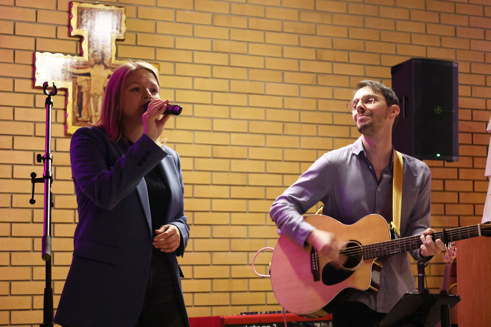 Mann begleitet Sängerin auf der Bühne auf der Gitarre | Credit: TRL