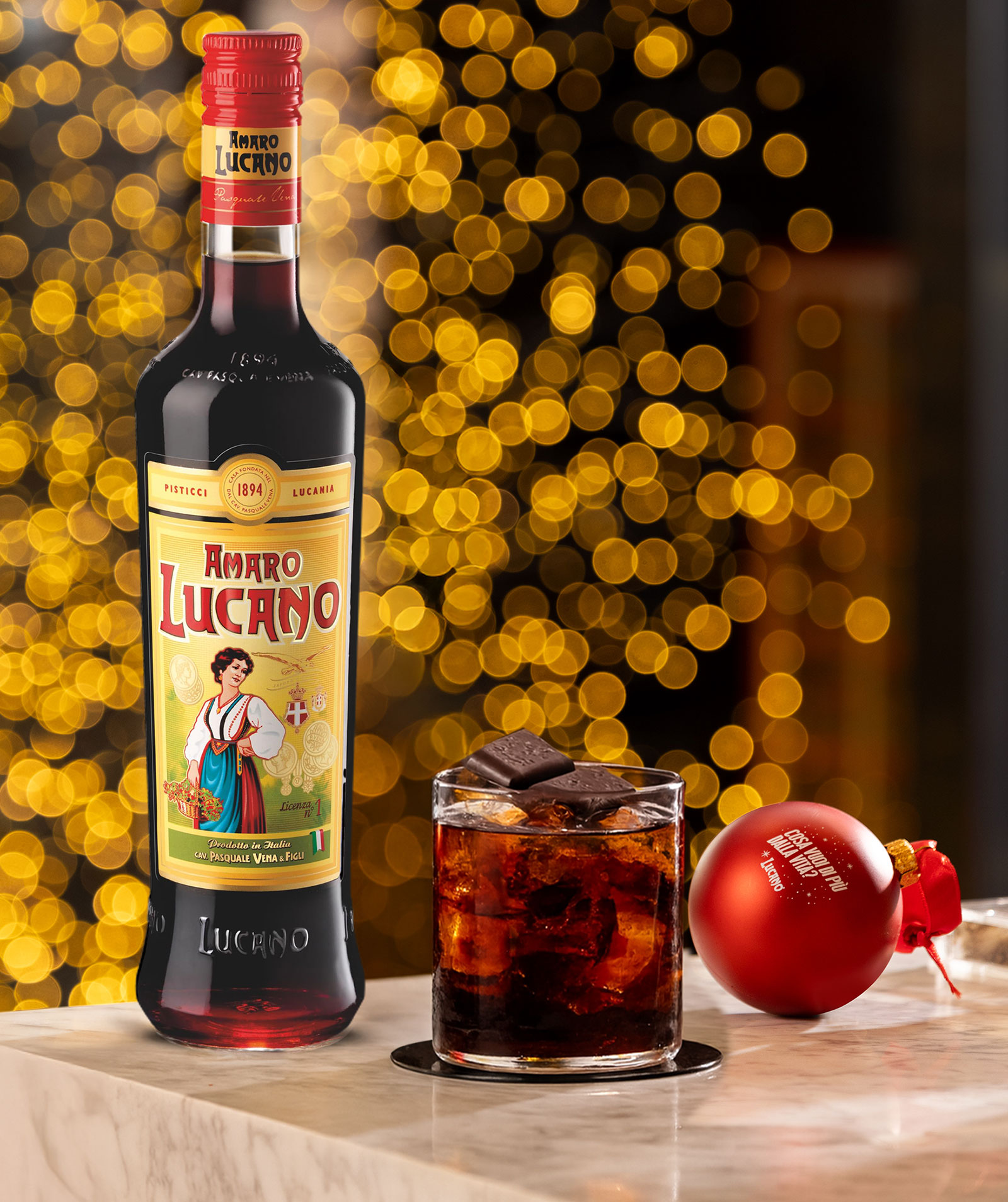 Eine Flasche Lucano Amaro vor weihnachtlicher Kulisse | Credit: Coca-Cola HBC Österreich