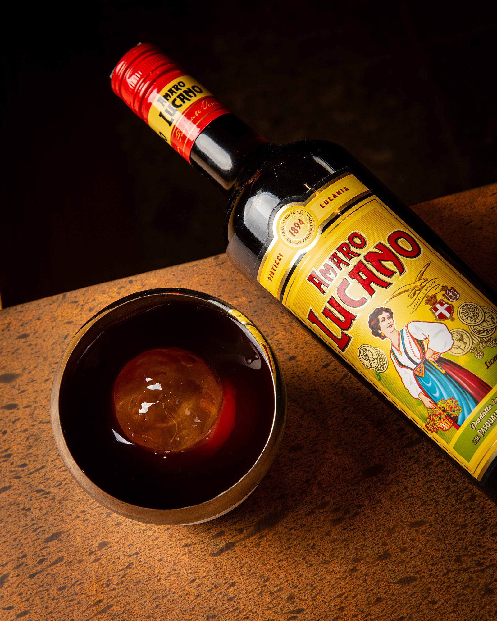 Eine Flasche Lucano Amaro liegend | Credit: Coca-Cola HBC Österreich