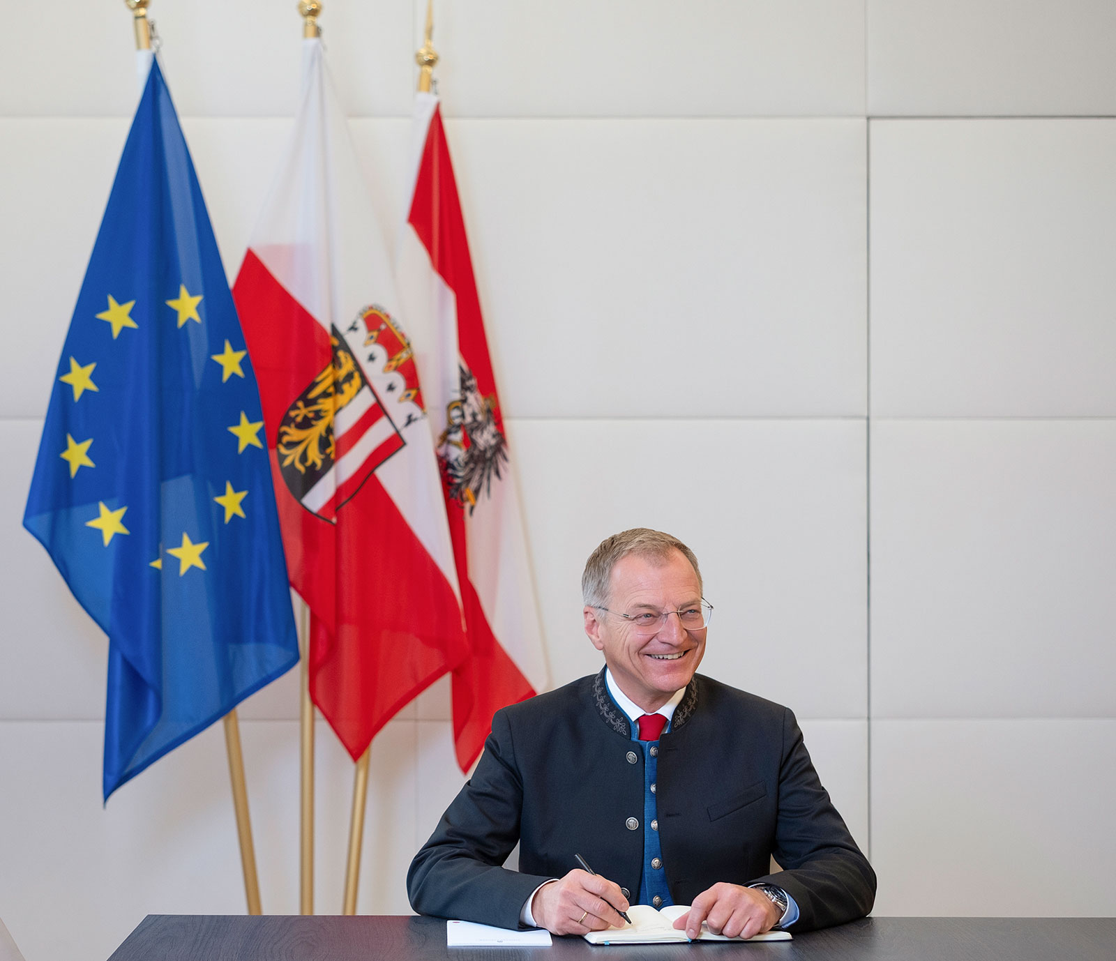 Thomas Stelzer in Tracht bei seinen Amtsgeschäften | Credit: Ines Thomsen