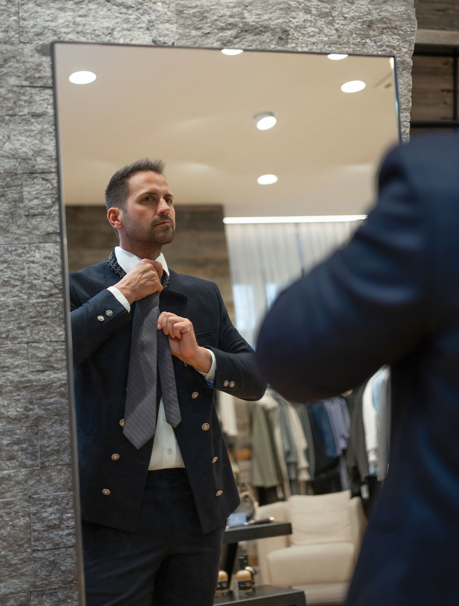 Thomas Affenzeller in blauer Tracht | Credit: Ines Thomsen