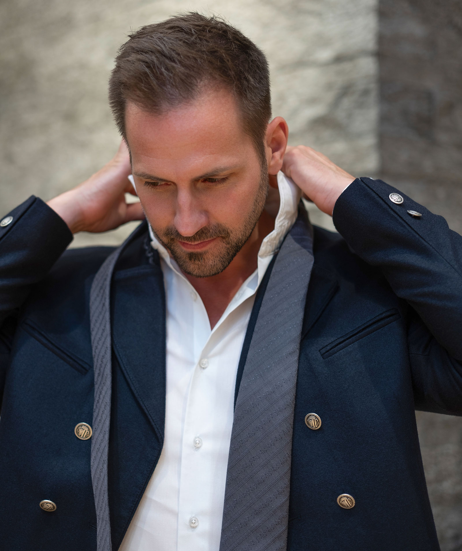 Thomas Affenzeller in blauer Tracht | Credit: Ines Thomsen