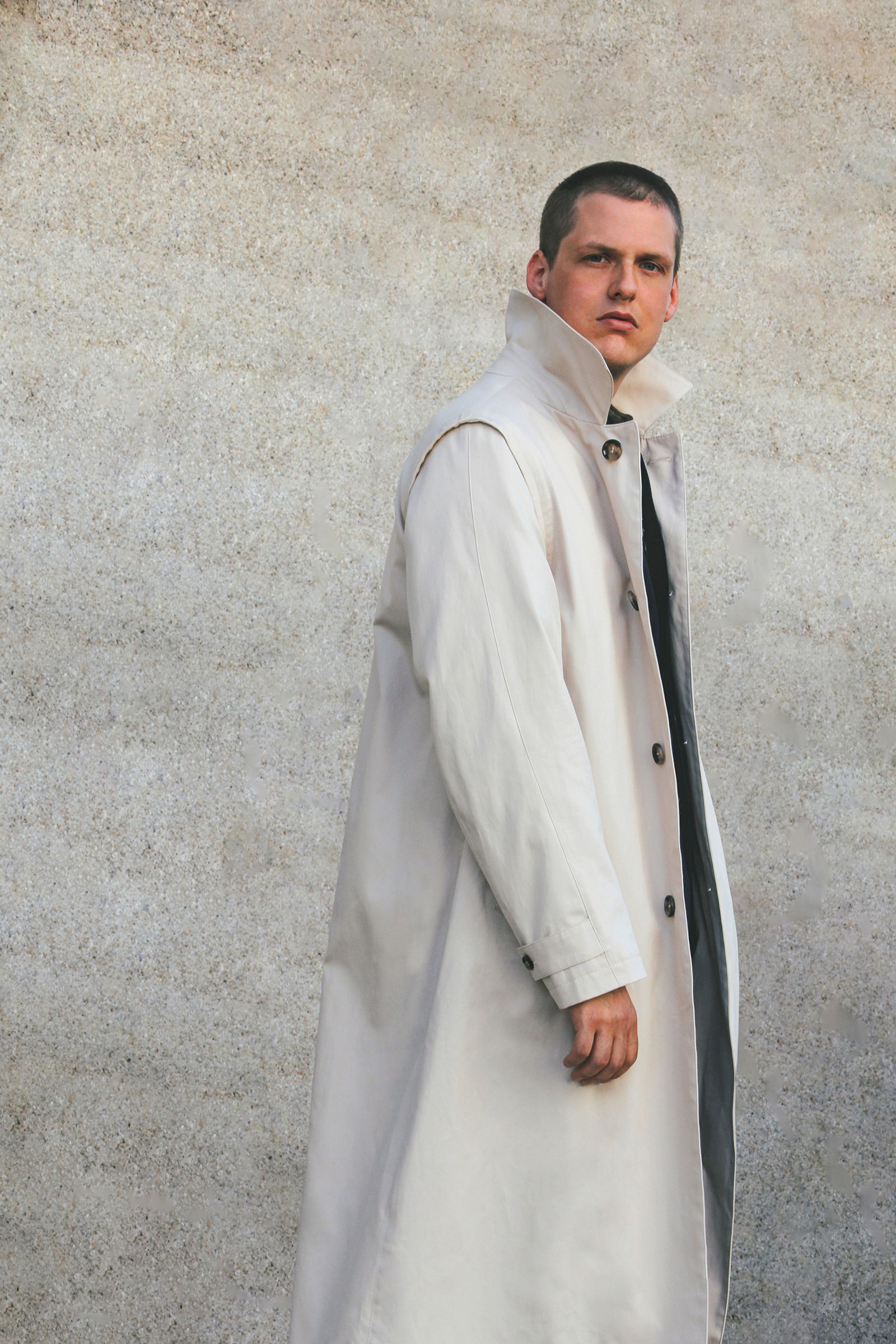 Junger Mann in hellem Mantel | Credit: Lodenfrey/Isabel von Pfister