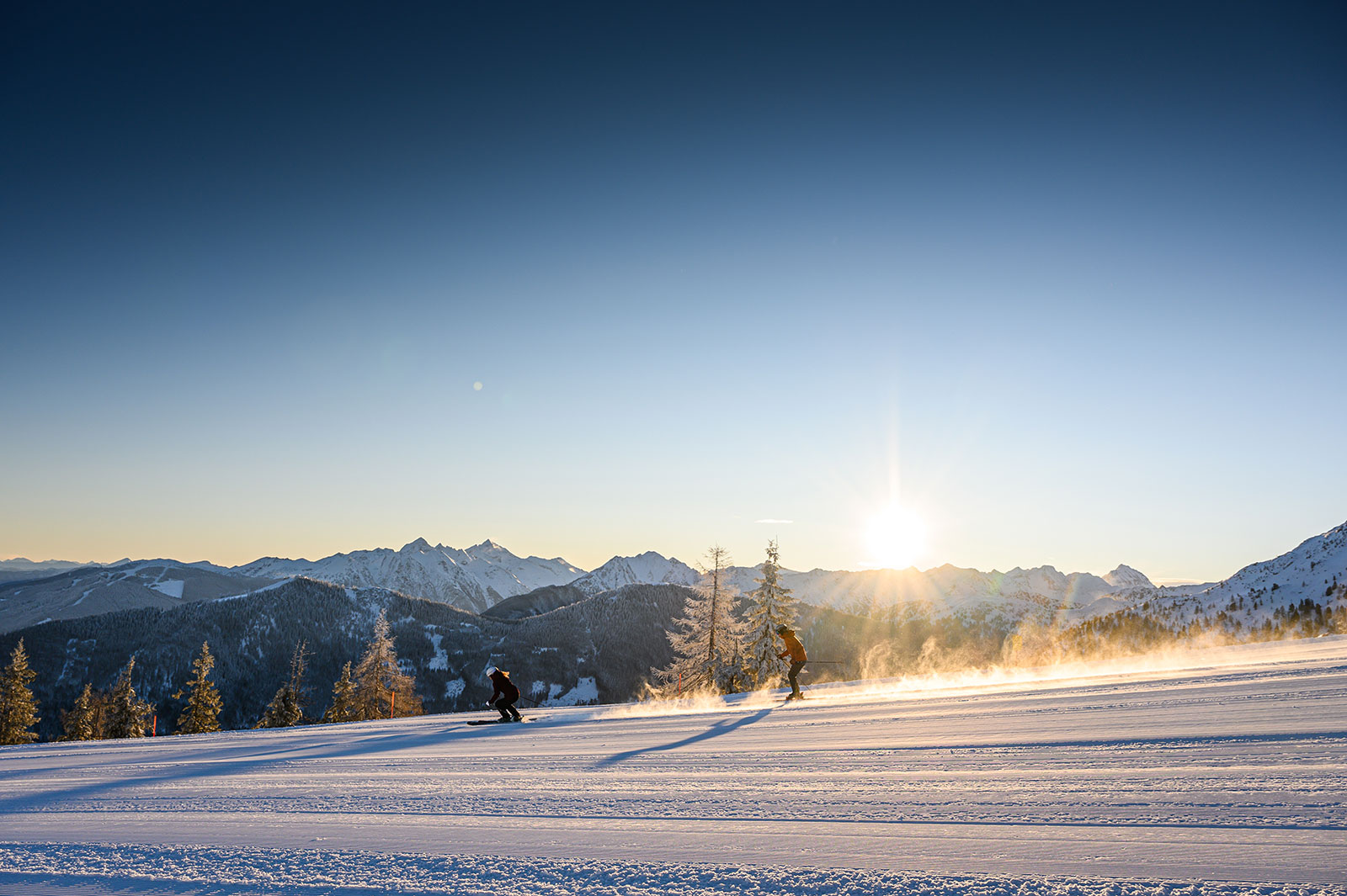 Skifahrer auf der Piste beim Sonnenuntergang | Credit: Reiteralm Bergbahnen/Lorenz Masser